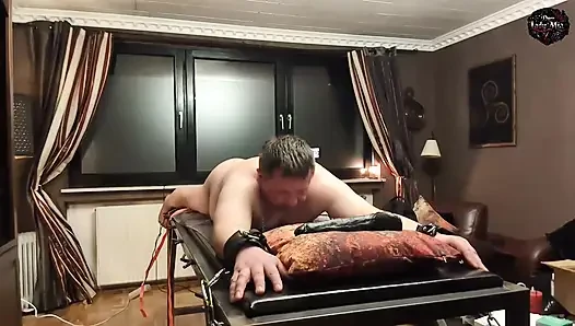 DomLady Mia - Bestrafung des Schreckens für den Sklaven - Training: Arsch gefickt mit der Fickmaschine - Teil 4