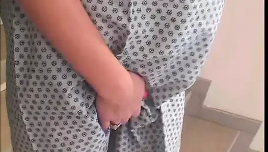 Güzel sarışın götten büyük yarağı ağzına almayı seviyor