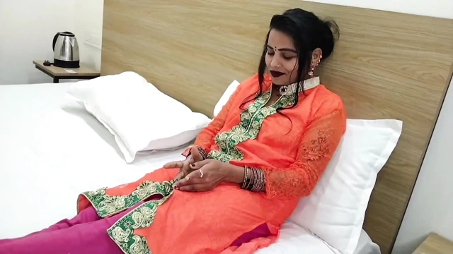 Üvey kız kardeş üvey oğlunun üvey oğluyla sert seks yapıyor