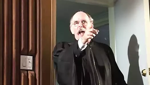 Seksi sarışın mahkemeden sonra bir adamın sert yarağını gırtlağına kadar alıyor