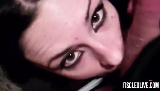 Büyük baştankara karma eğitim yapan cleo bir banyo cumslut!