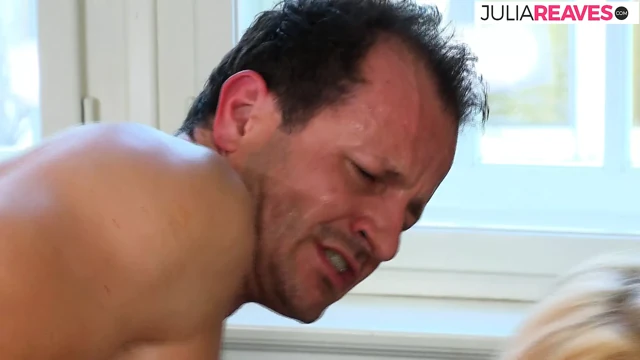 Orta yaşlı seksi kadın sikişmek için kuzenleriyle seks yapıyor!