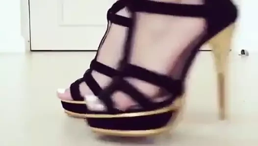 Siyah topuklu beyaz ayak parmakları