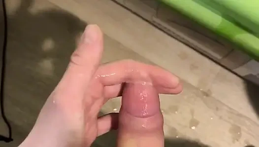 Gece geç saatlerde mastürbasyon yapıyor. Oyuncaklar ve zevk