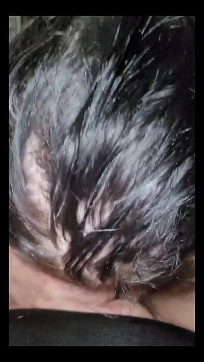 Üvey kız kardeşimle film izliyoruz, ayağını aldım ve masaj yaptım, bana sakso çekiyor