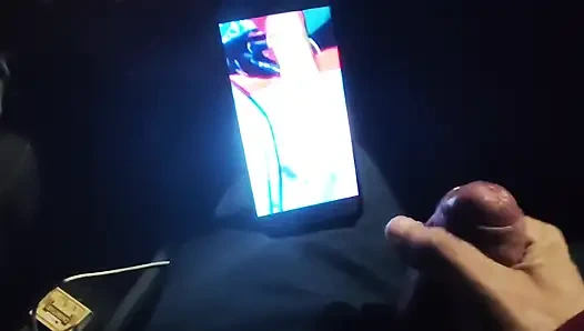 Neredeyse yakalanıyordum! Trafikte önümde mastürbasyon yapıyor, izlemeyi seviyorum. Büyük boşalma!  Bölüm 2