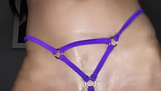 Çok seksi görünüyorum! Sulu göğüslerime 1-10 puan ve yeni oyuncağımla oynarken beni izle? Etli amcığıma puan 1-10