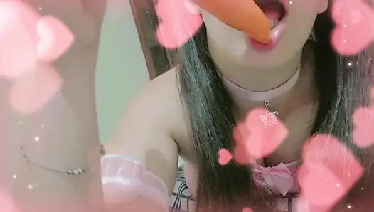 Sevimli küçük tavşanın senin için sert ve büyük bir havuç alıyor ve inliyor