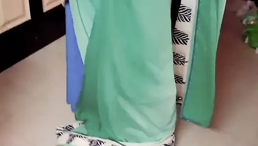 Hintli tamil evli kadın Renu ıslak çıplak vücut havlusu kuru ve yavaş sari pansumanla azdırıyor! Indianhotwifex