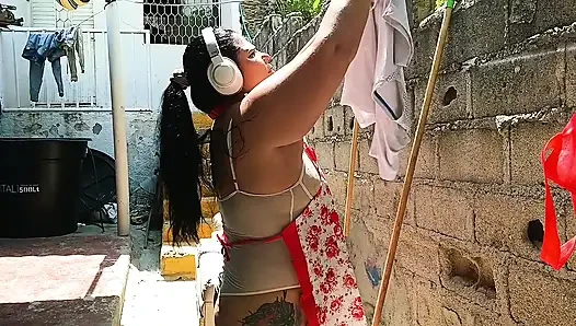 Bu hizmetçiyi işe aldım, kısa iç çamaşırıyla geldi, ne kadar büyük bir götü var