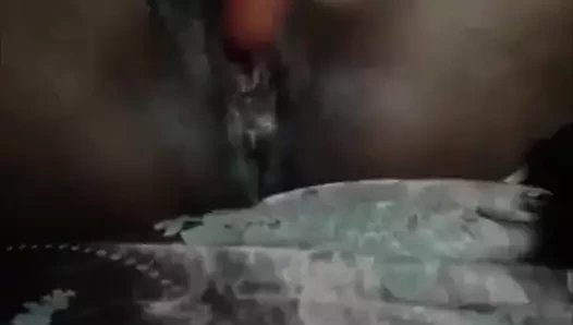 Sıska zenci, Afrikalı kız amında bir havuç ve sıkı göt deliğiyle oynuyor...