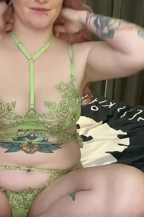 Sürtük orta yaşlı seksi kadın mastürbasyon yapıyor