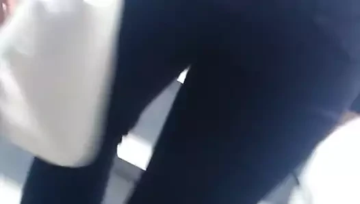 Kadın siyah kot kalıplama merdiven 2 tırmanma