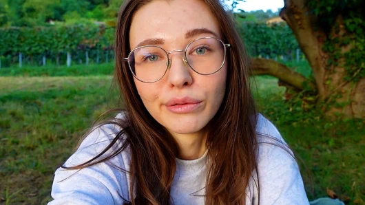 YALNIZ? Dışarıda tarlada büyük dudaklı genç amcığıma ve klitorisime presnet yapıyorum