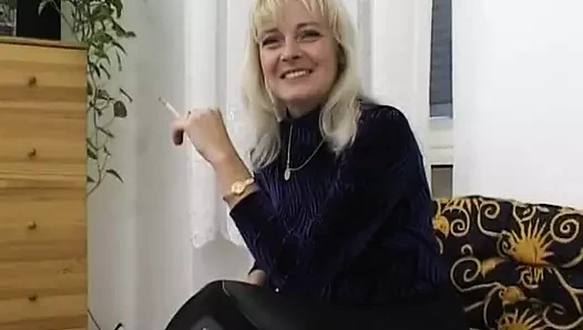 Ateşli bir Alman bayan ödülünü almadan önce sert bir penise binmeyi seviyor