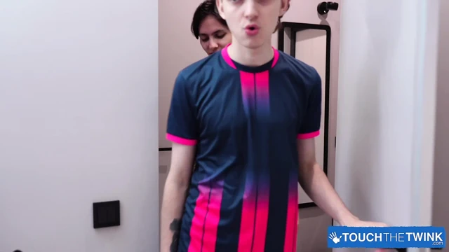 Twink Oliver Wilson Elio Pjatteryd sert yarakla masaj yapıyor