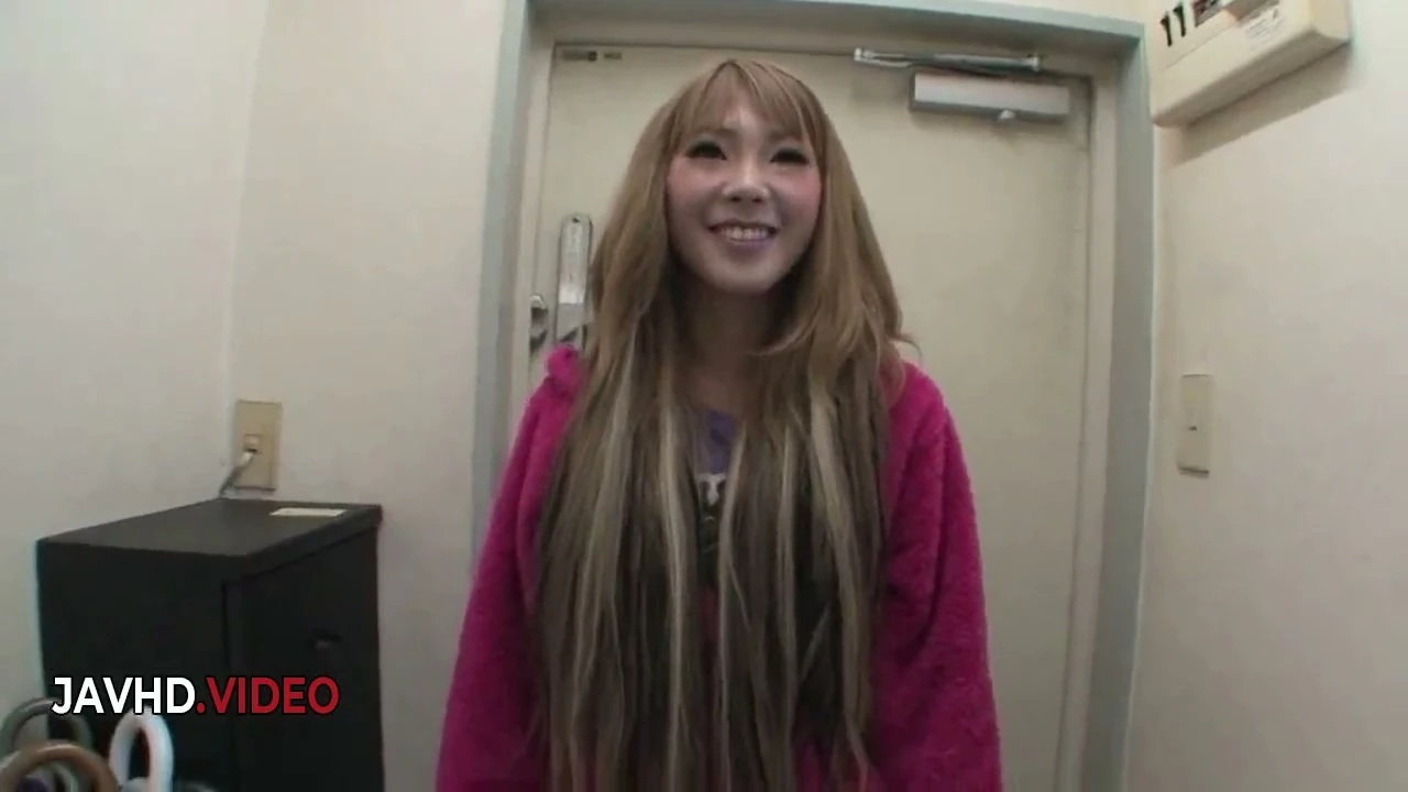Saki Oshiro’s steamy bathroom BJ and wild riding session