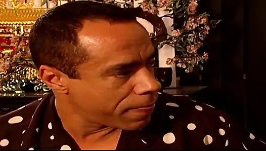 Büyük zenci yarağı emiyor büyük memeli siyah amcık sikişiyor