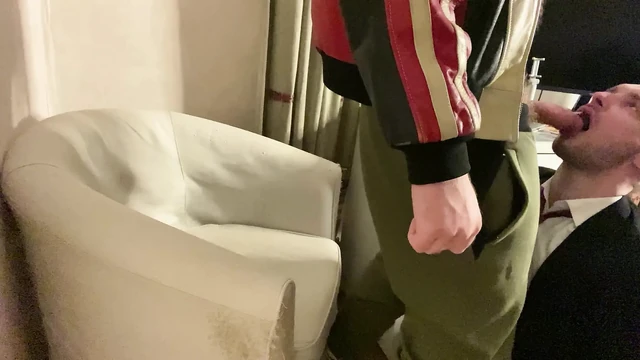 Bölüm 1. Takım elbiseli Kinkysirius, ağzıyla ve deri ceketli bir ayıyla sonuna kadar çalışıyor