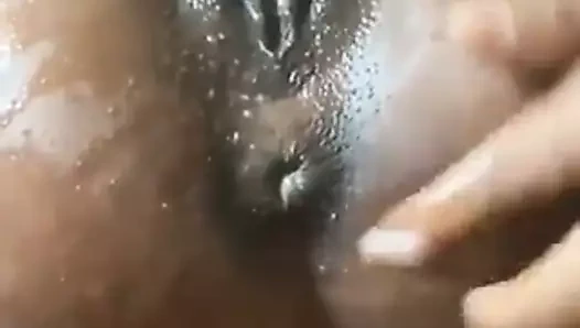 Parmakla götümü sikiyorum