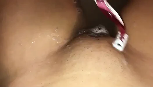 Güzel kıllı amcığımı tıraş ediyorum