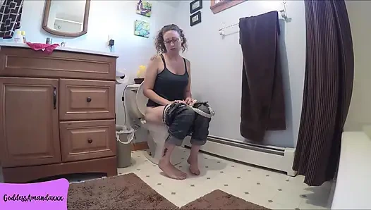 Boşal ve beni tuvalette izle