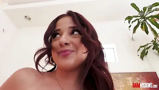 Ateşli genç kız Vanessa Marie amcık sikişmeden önce mastürbasyon yapıyor