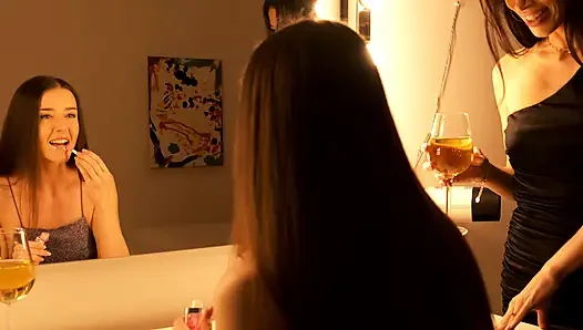 İtaatkar lezbiyenler orgazm için delik yalıyor