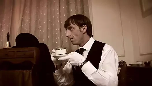 Balayı çifti düğün gecesinde evlilik görevlerini yerine getiremez ve kapıcıdan çekici genç karısını memnun etmesini ister.