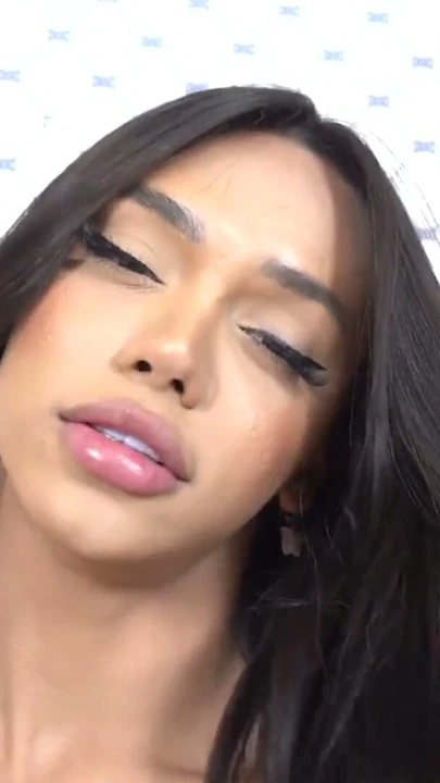 BREZİLYALI TRANSEKSÜELLER: Yeni solo'da seksi Gabrielly Ferraz | Klip 1