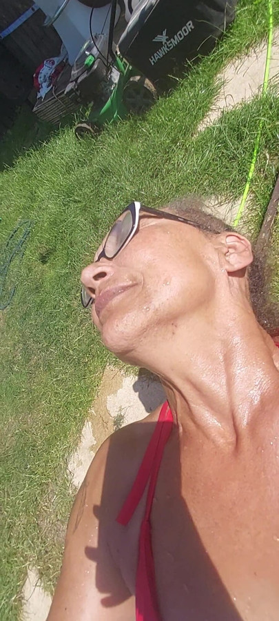 Blackberrymilf havuzda otururken güneşte rahatlıyor