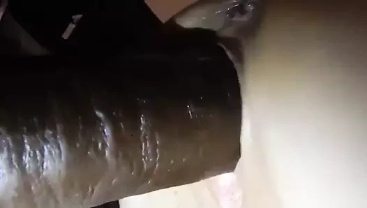 Yakın çekim üzerinde büyük yapay penis şaşkın kedi