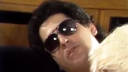 Adam aynı anda iki pussies memnun