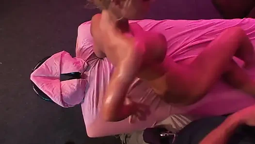 Ateşli sarışın ateşli masaj için