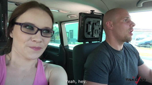 Küçük sarışın büyük, sert bir sike meydan okuyor