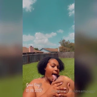 Solo bbw açık havada gösterilen masif memeler emme meme uçları