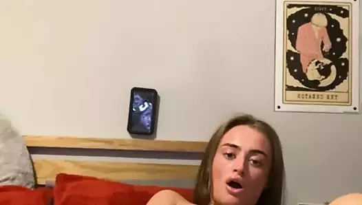 Dövmeli gotik öğrenci kamerada kendini korunmasız sikerken parmaklarıyla derin inliyor