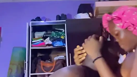Komşumun kıvrımlı yarağını sevdiğim için erkek arkadaşımı aldattım