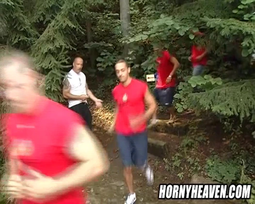 Bir kız tüm basketbol takımını grup seks yapıyor