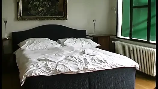 Büyük tombul orta yaşlı seksi kadın yatak odasında sikişiyor