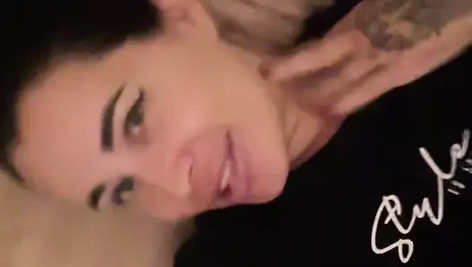 Azgın sürtük dürtülerini tutamıyor....