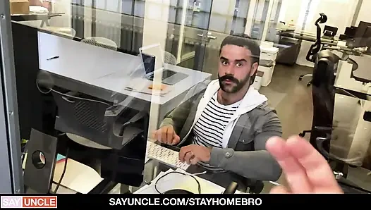 Deri giyen kaslı adam götten sikiliyor