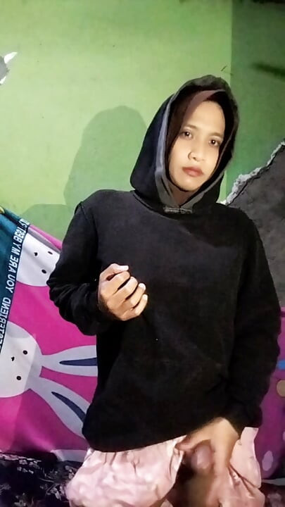 Shemale hijab masturbating in the room