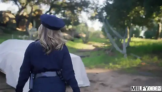 Orta yaşlı seksi memur tatlı vickie kötü oğluna eski sevgilisine ders veriyor