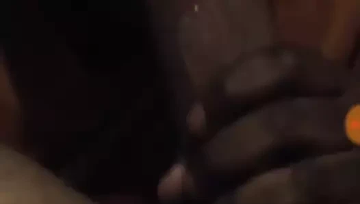 Elle suce une bite avant de se faire enculer