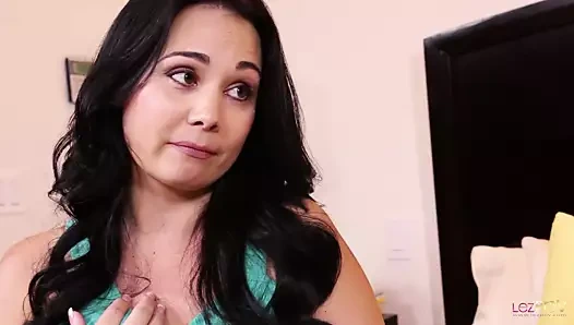 Olgun bir lezbiyen esmer kedi yalama ve parmaklama tarafından dövmeler ile genç kızıl saçlı eğlence gösteriyor