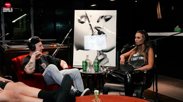 Amber Emery büyükbabanın küllerini kokluyor ve göğüslerini teşhir ediyor