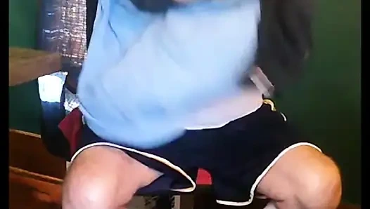 Steve'in başı iç çamaşırı çaldığı için başı belaya giriyor!