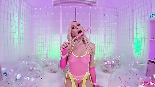 Ateşli barbie kız kay güzel mastürbasyon yapıyor ve yarak emiyor
