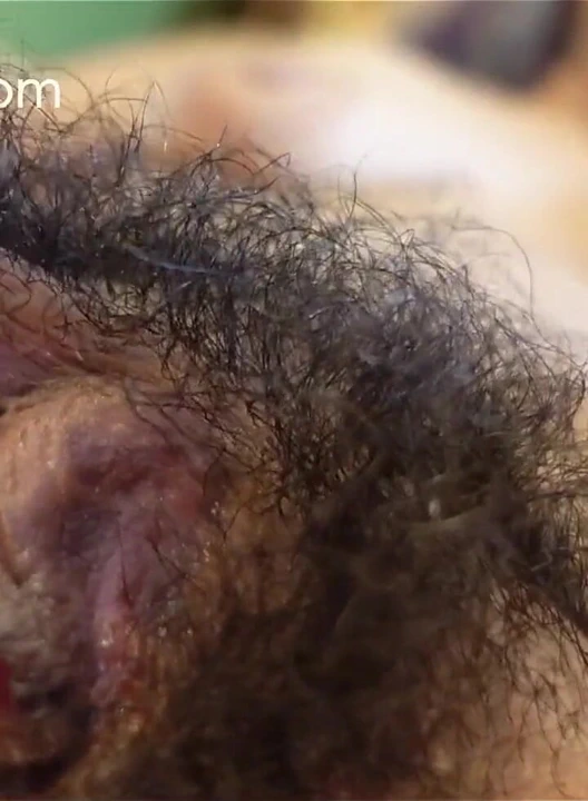 Klitorisimi ovuyorum ve çok şişiyor ve kıllı amcığım çok ıslanıyor